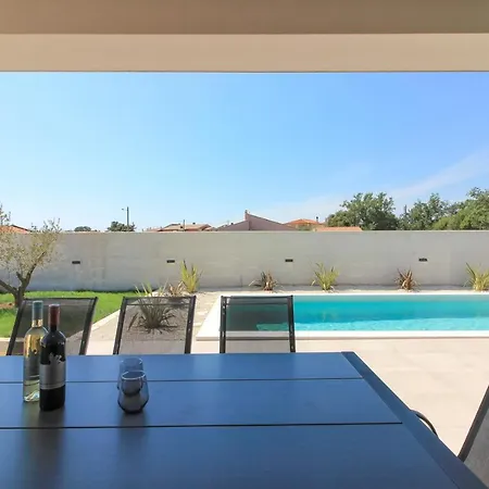 Modern With Private Pool In Βίλα *