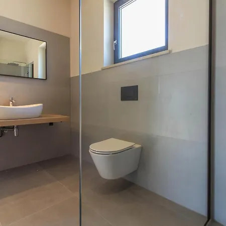 Modern With Private Pool In Πούλα