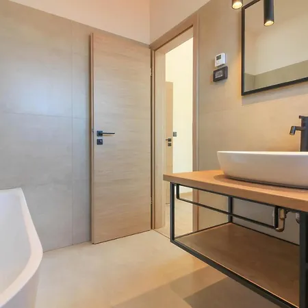 Modern With Private Pool In Pula