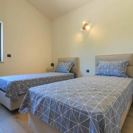 Βίλα Modern With Private Pool In Πούλα