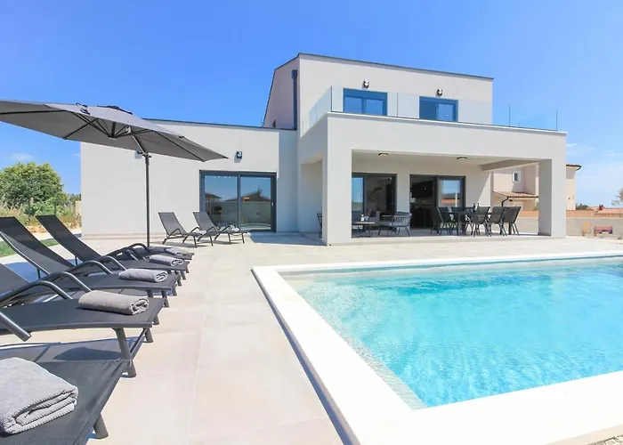 别墅 Modern With Private Pool In *