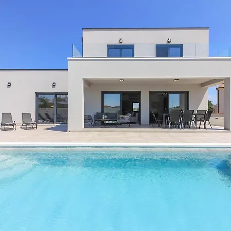 فيلة Modern With Private Pool In