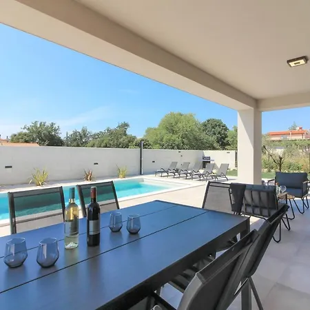 Modern With Private Pool In بولا