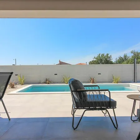 فيلة Modern With Private Pool In *