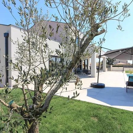 فيلة Modern With Private Pool In