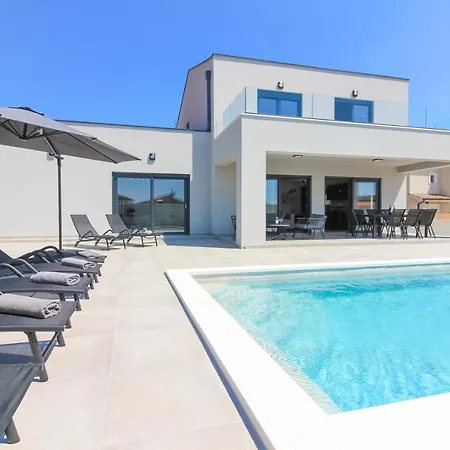 فيلة Modern With Private Pool In *