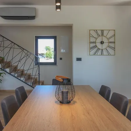 Modern With Private Pool In Pula