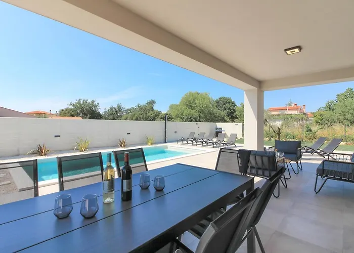Modern With Private Pool In Pula