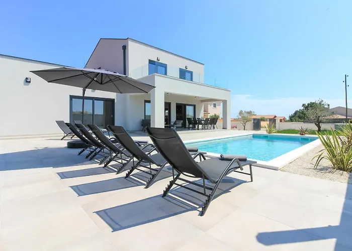 Modern With Private Pool In Vila