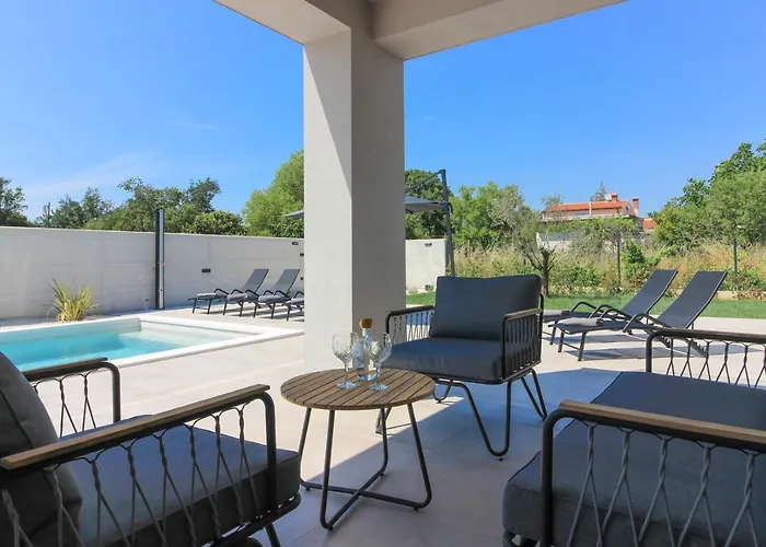 Modern With Private Pool In * Pula
