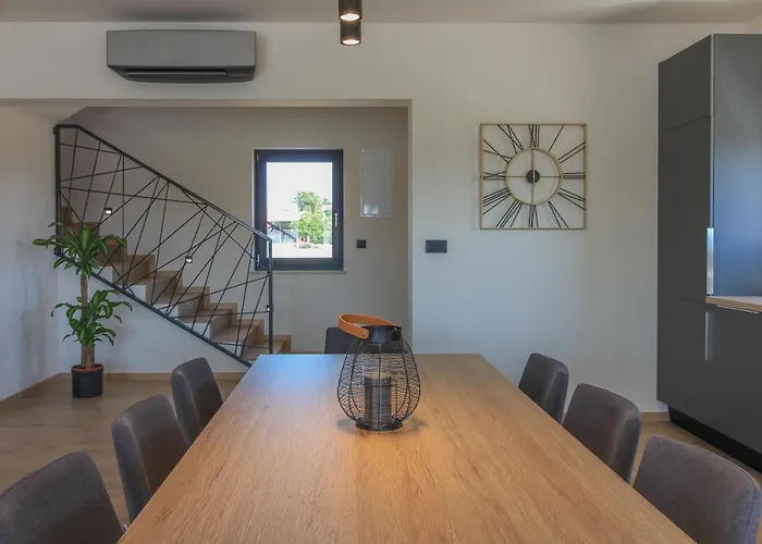 Modern With Private Pool In Pula