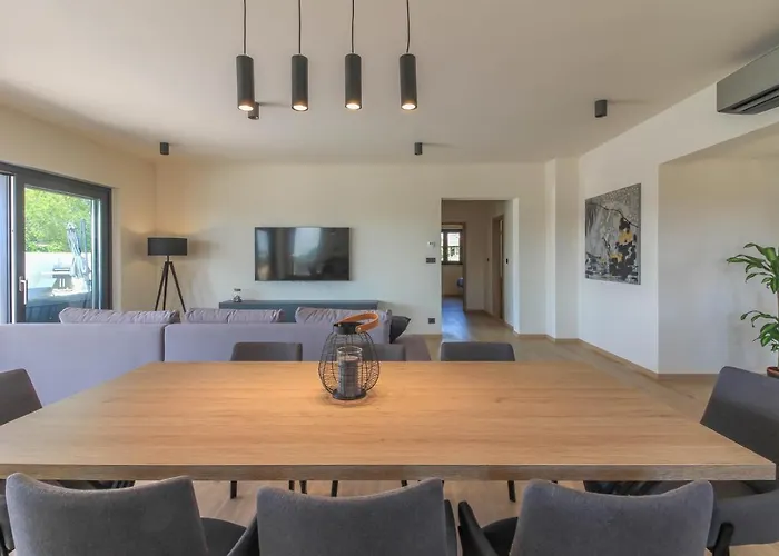 Modern With Private Pool In Pula